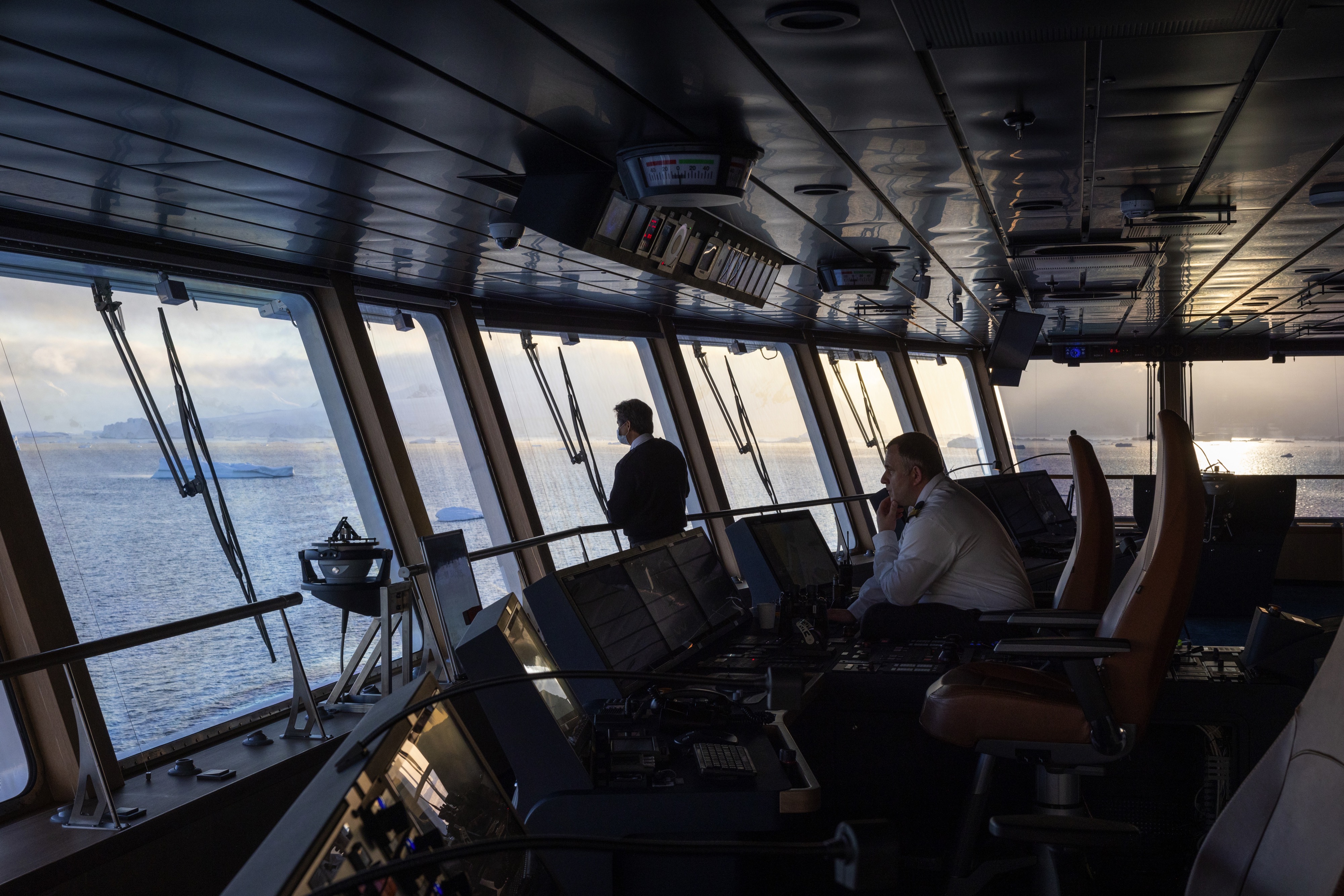 Swan Hellenic SH Vega SH Minerva Bridge 3.jpg